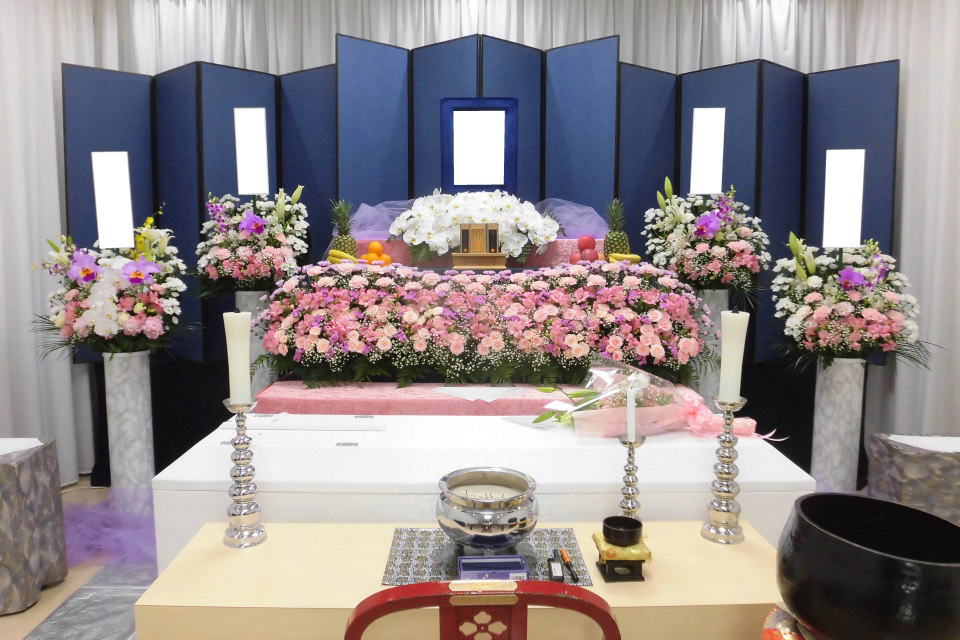 家族葬プランの花祭壇 家族葬ガイド